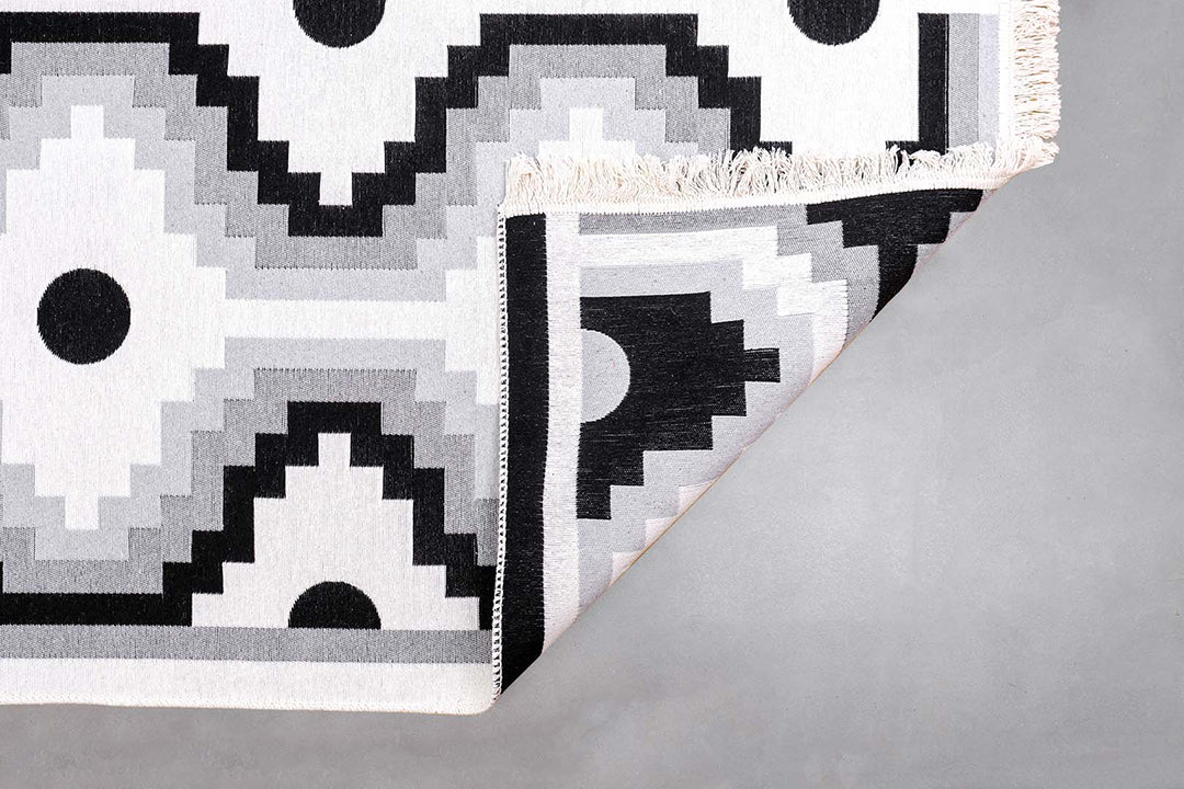 "KORİDOR", Nurgül Yeşilçay, Kilim